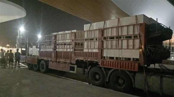 ▲加班加点，连夜运货卸货